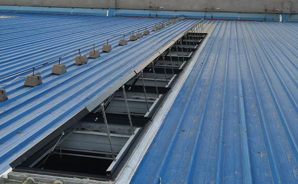 某城市大型商业综合体中庭庆城排烟窗工程