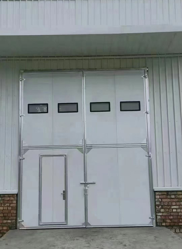 庆城工业门在设备装配车间出入口的实施记录